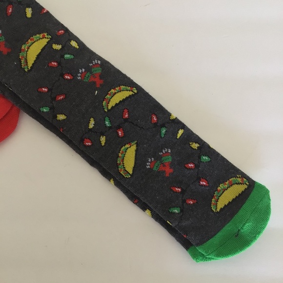 FELIZ NAVIDAD CHRISTMAS SOCKS PACK OF TWO NWT SIZE 10-13 - Picture 7 of 11